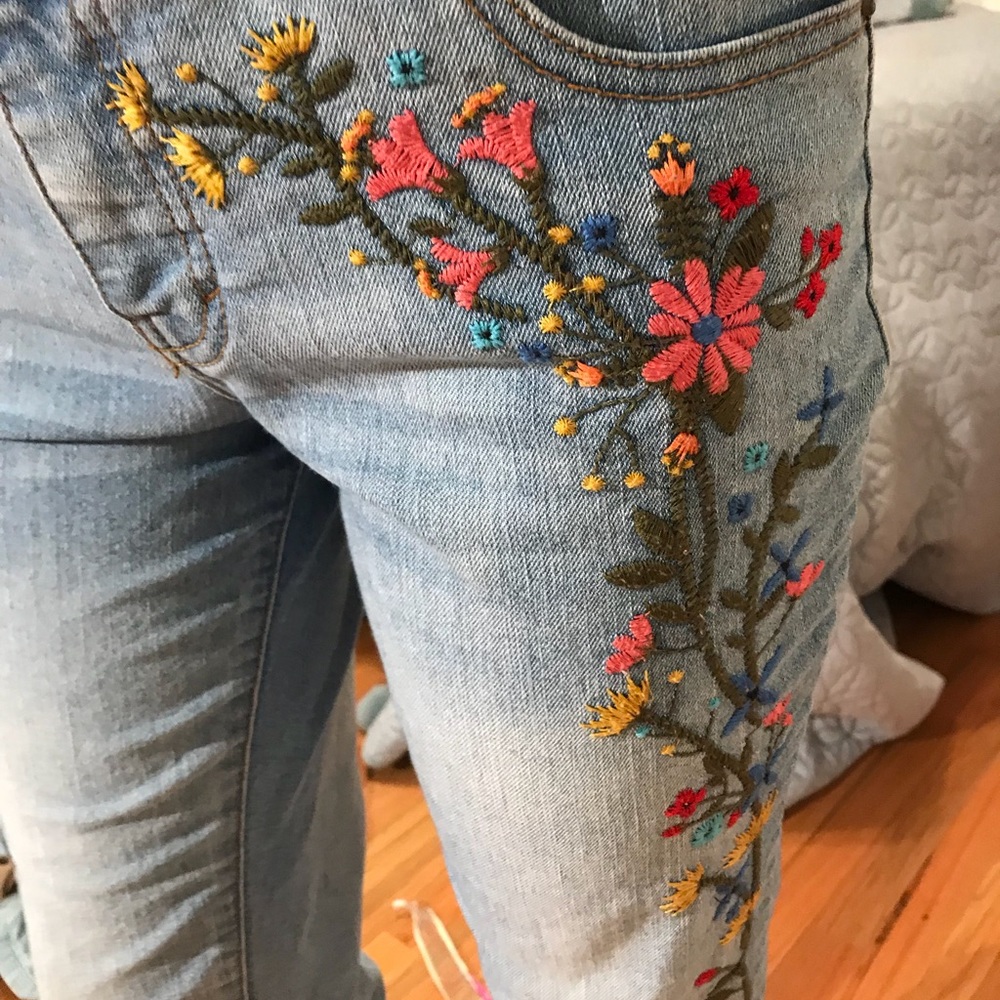 EMBROIDERED JEANS